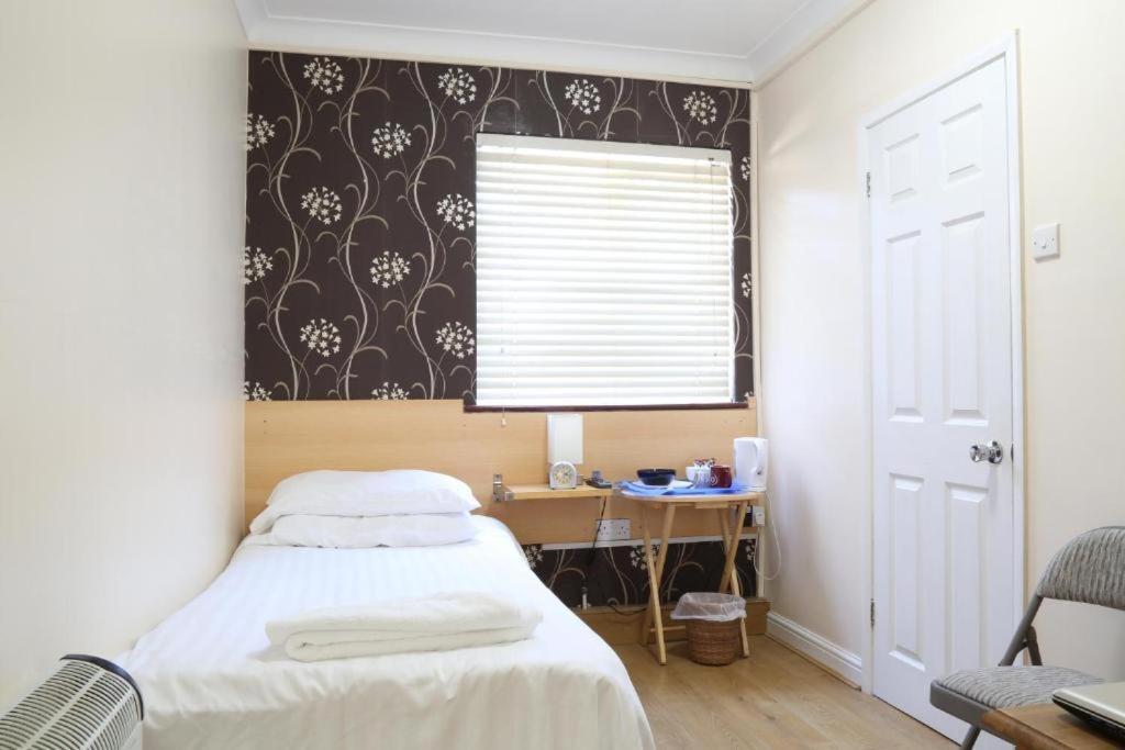 Debden Guest House Хитроу Номер фото