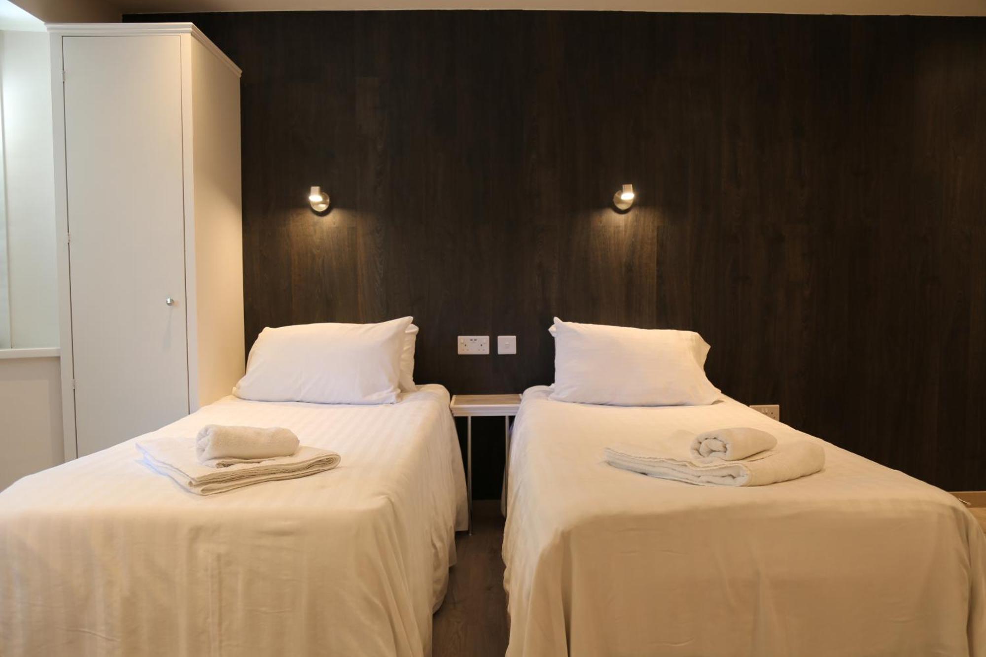 Debden Guest House Хитроу Экстерьер фото