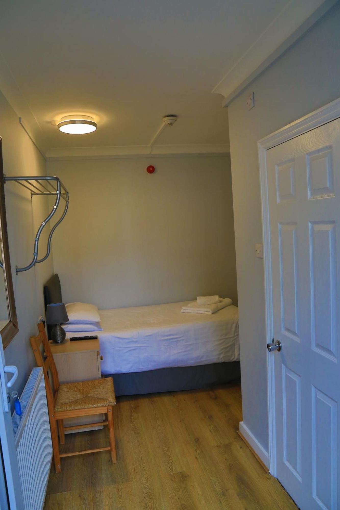 Debden Guest House Хитроу Номер фото