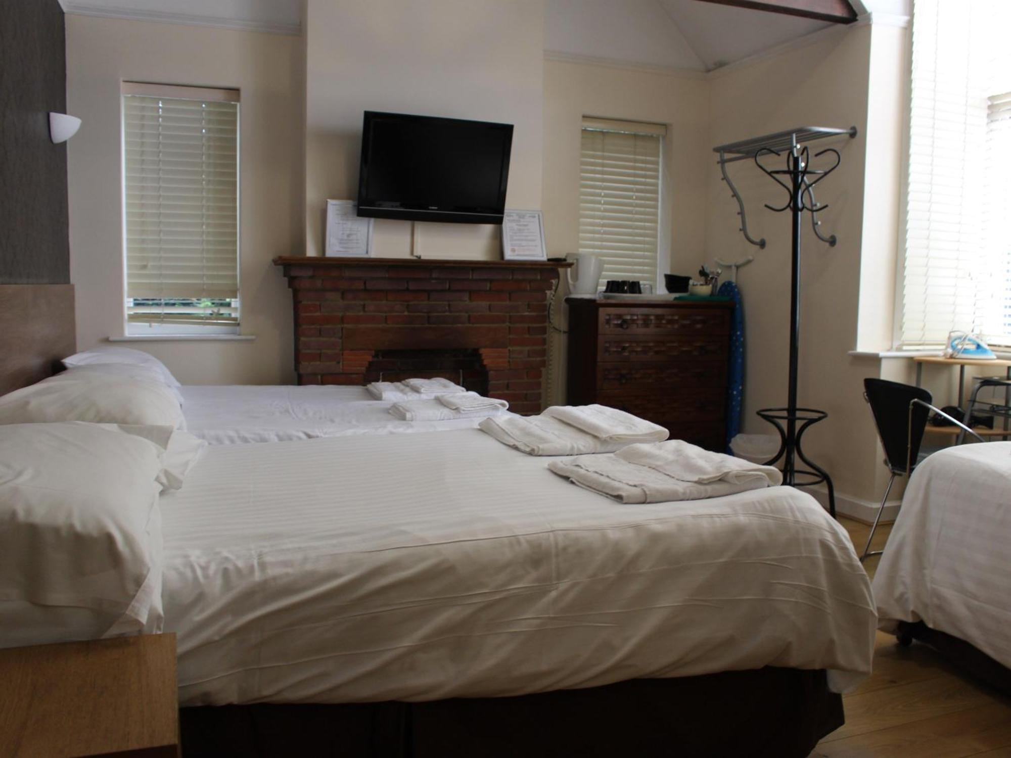 Debden Guest House Хитроу Экстерьер фото