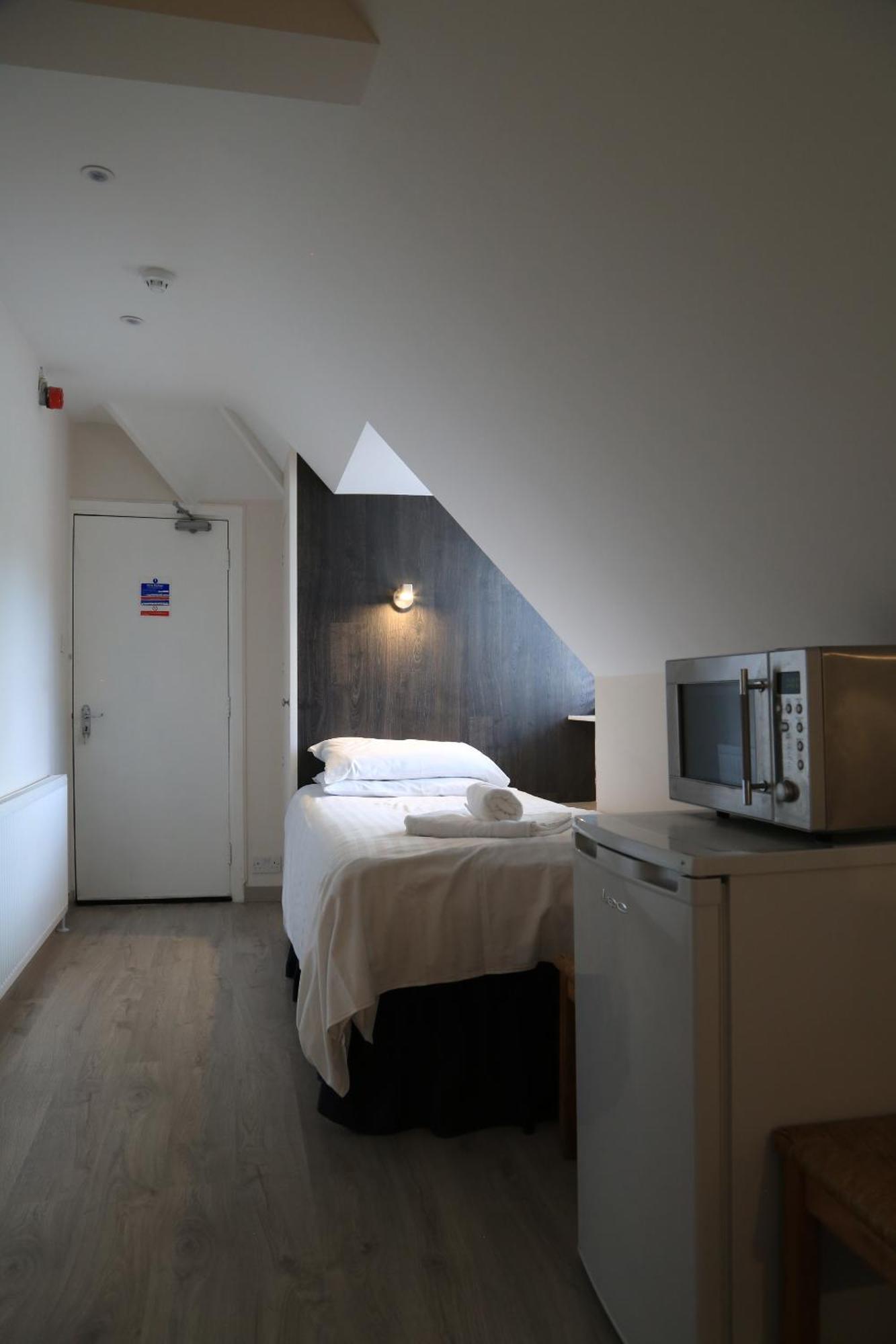 Debden Guest House Хитроу Номер фото