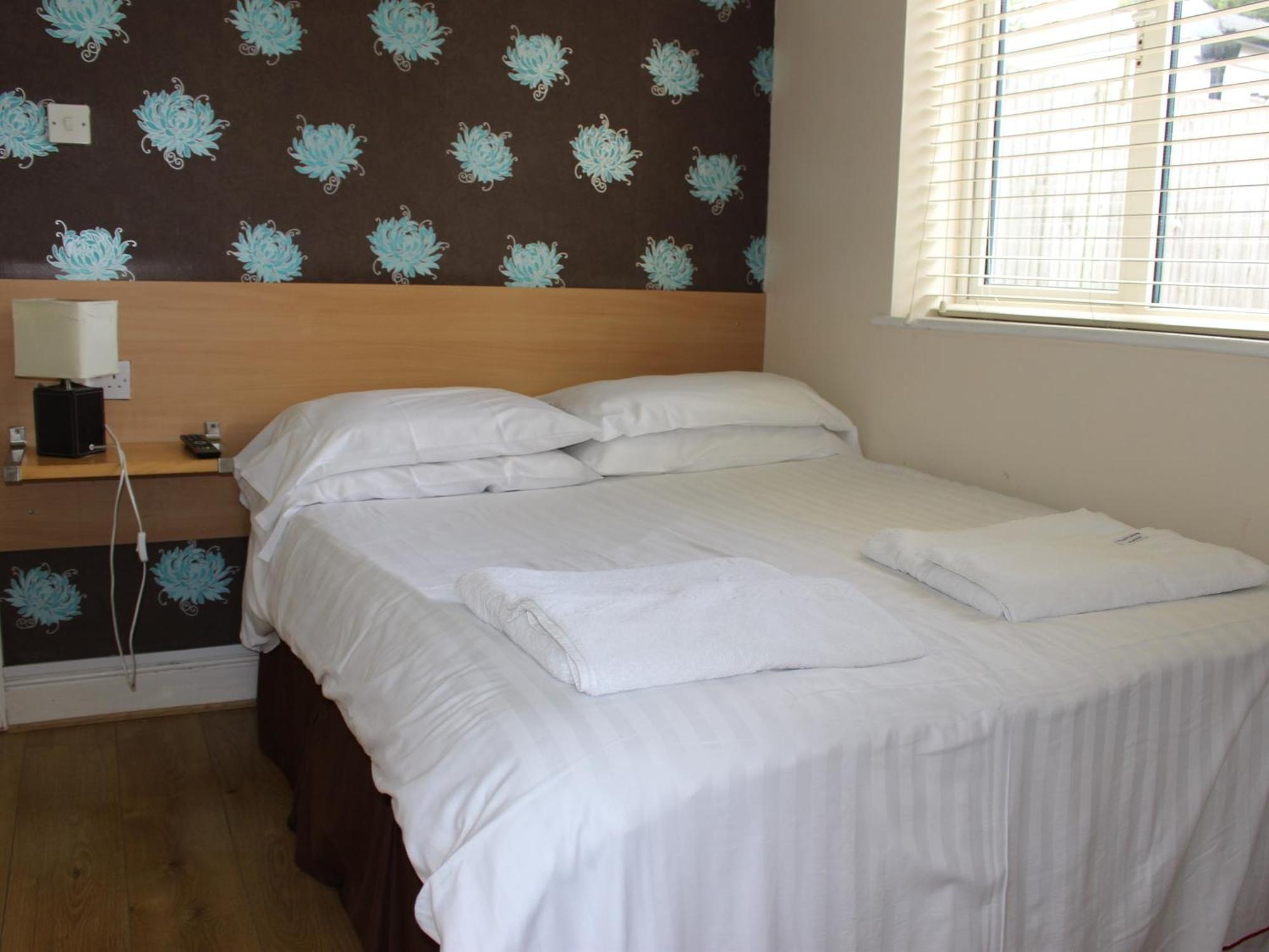 Debden Guest House Хитроу Экстерьер фото