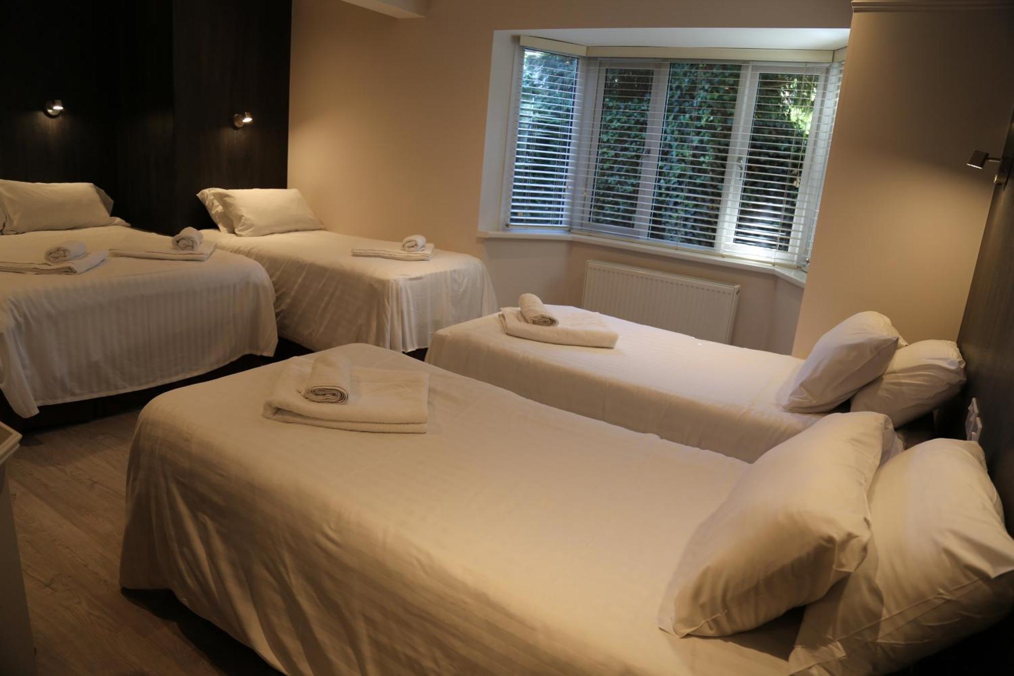 Debden Guest House Хитроу Экстерьер фото