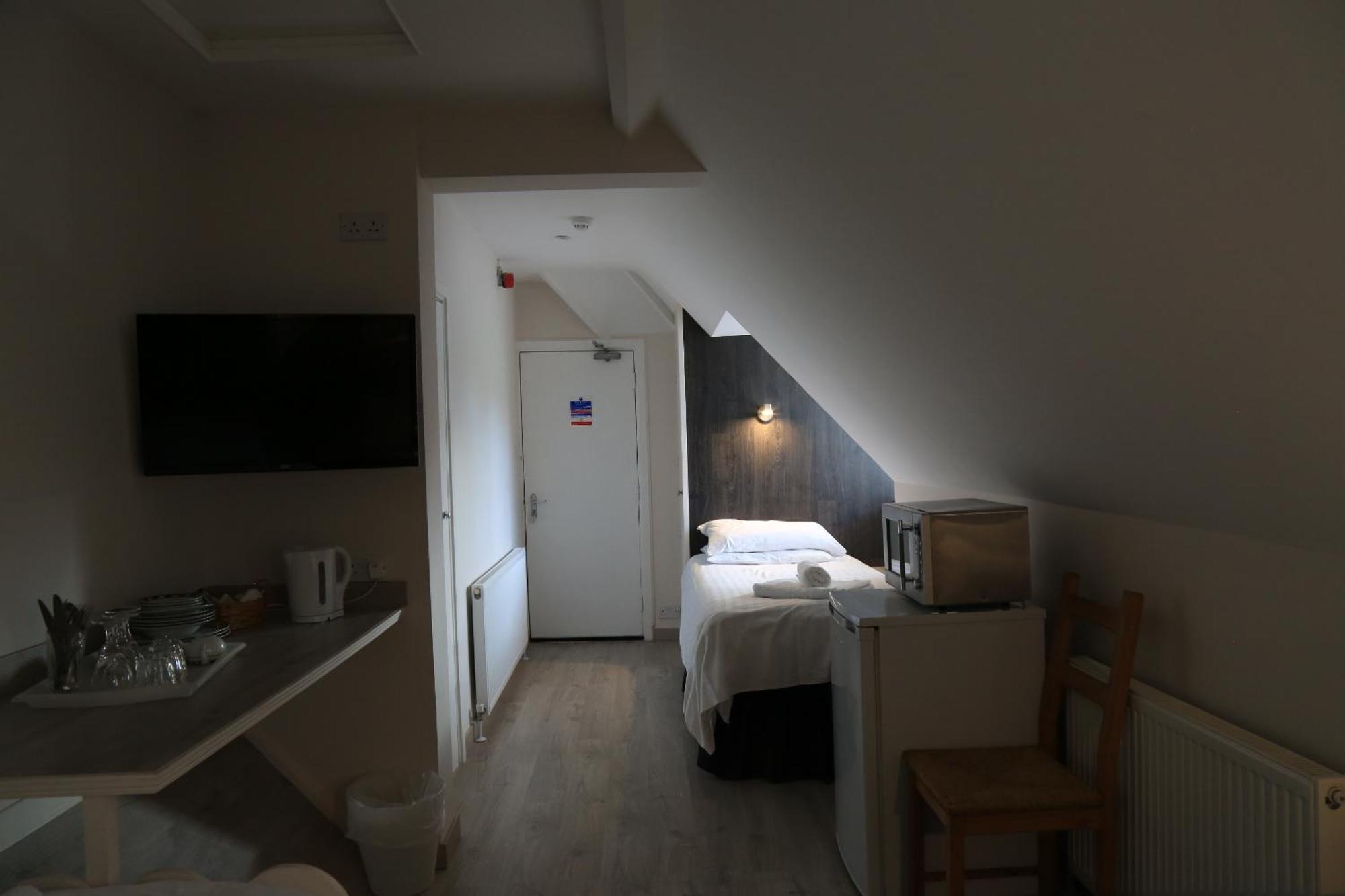 Debden Guest House Хитроу Номер фото