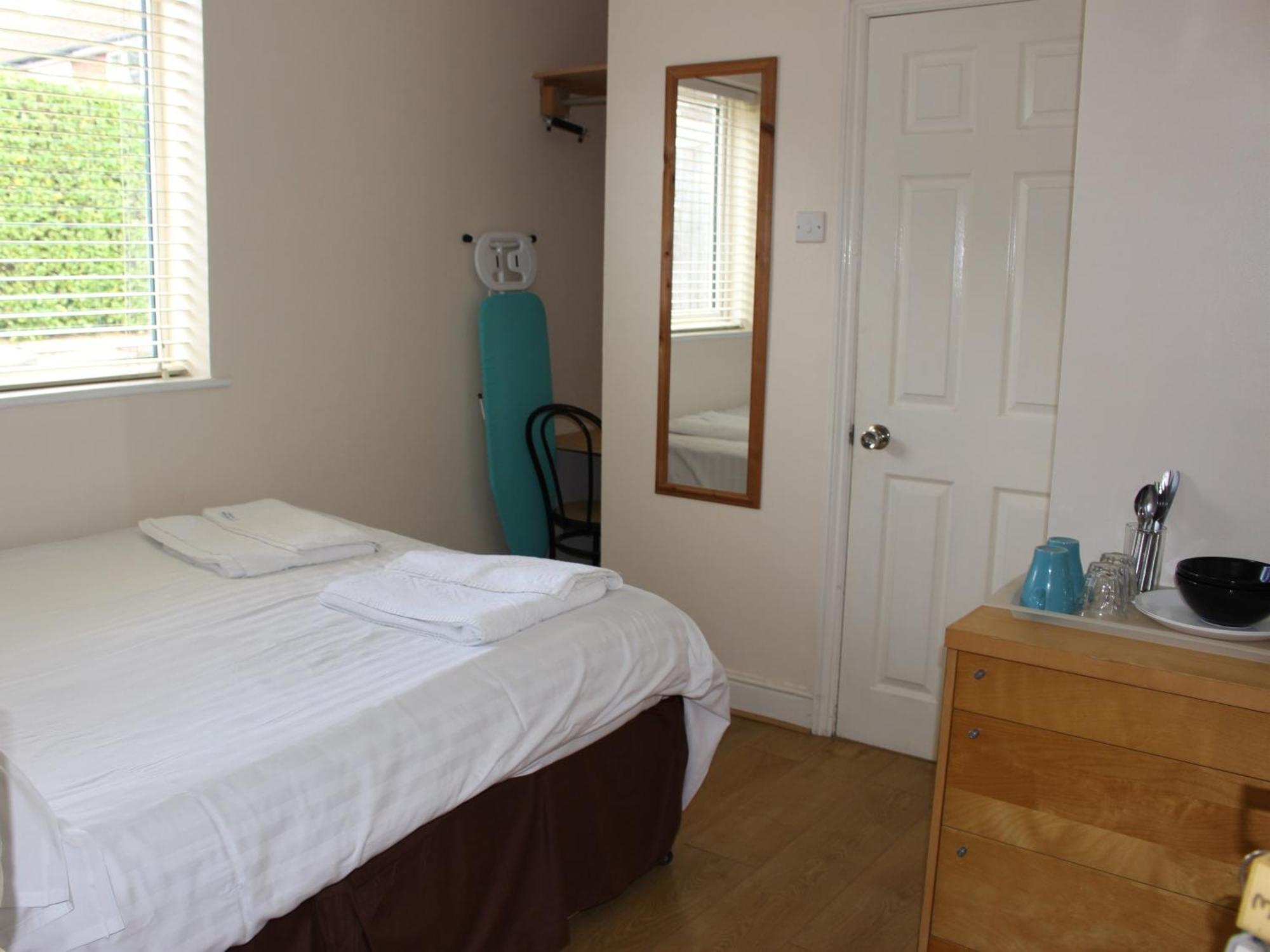 Debden Guest House Хитроу Экстерьер фото