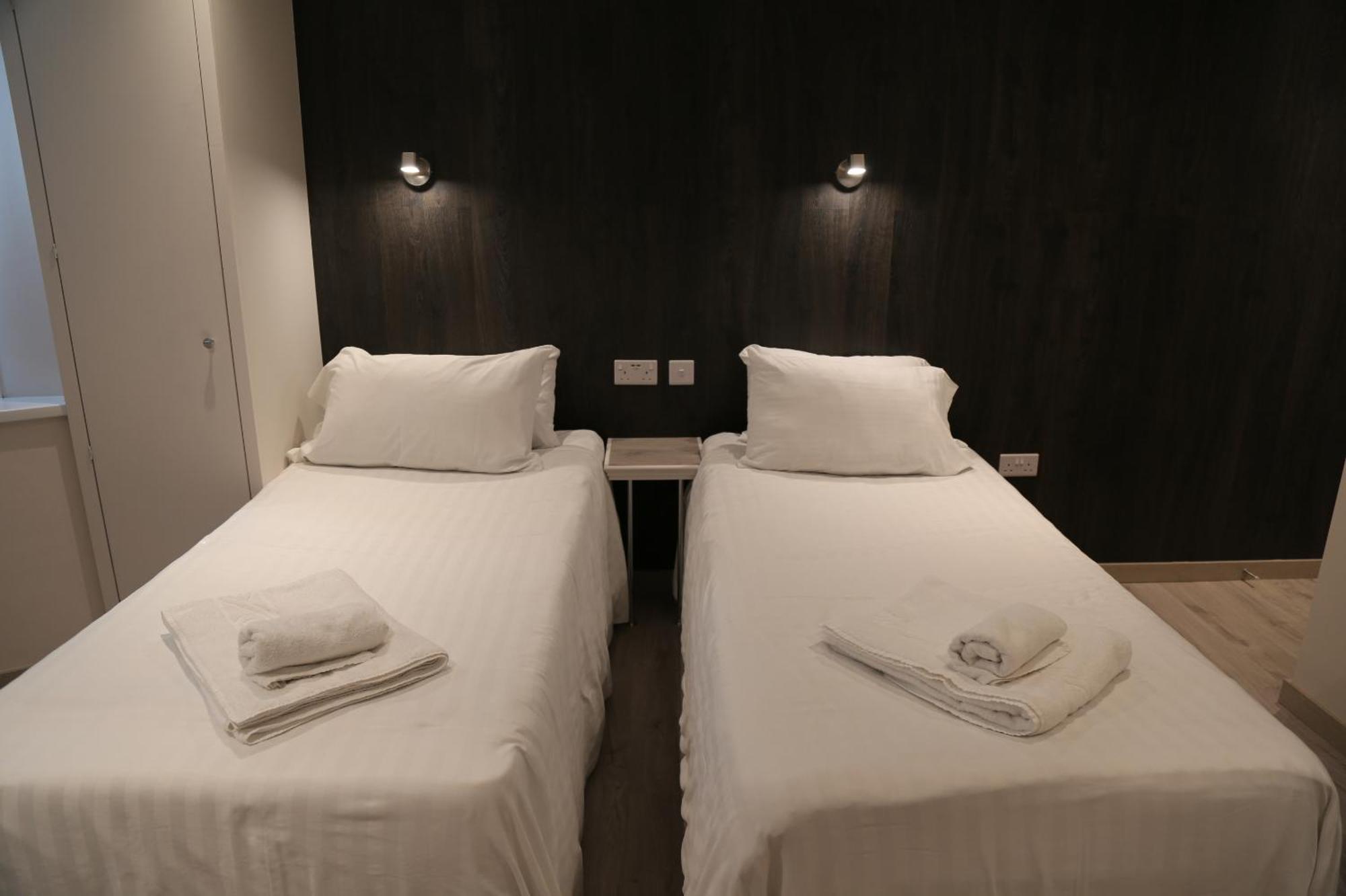 Debden Guest House Хитроу Экстерьер фото