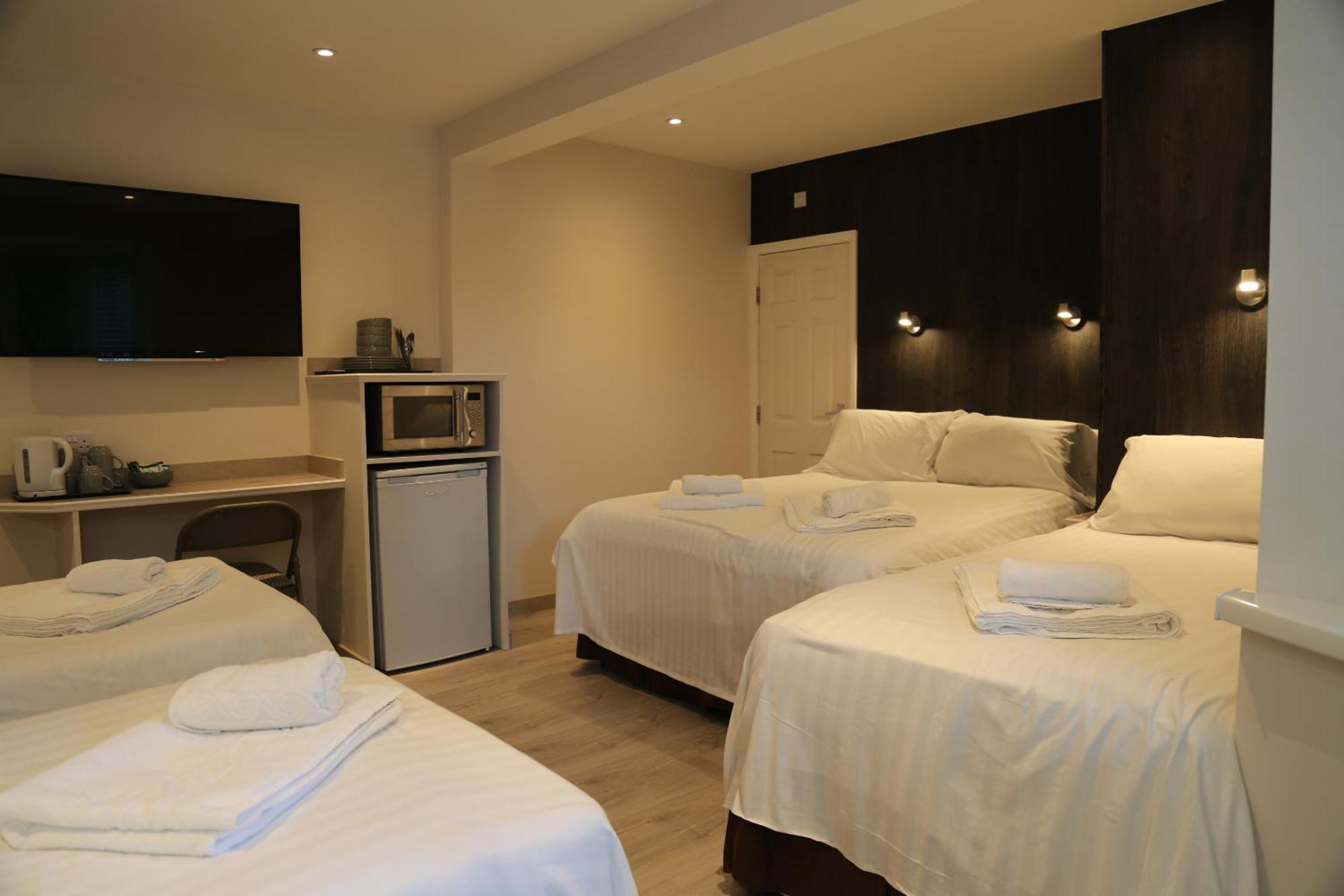 Debden Guest House Хитроу Экстерьер фото