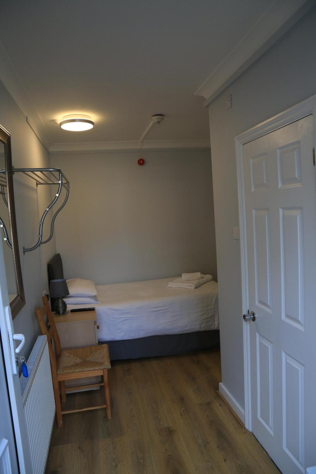Debden Guest House Хитроу Номер фото