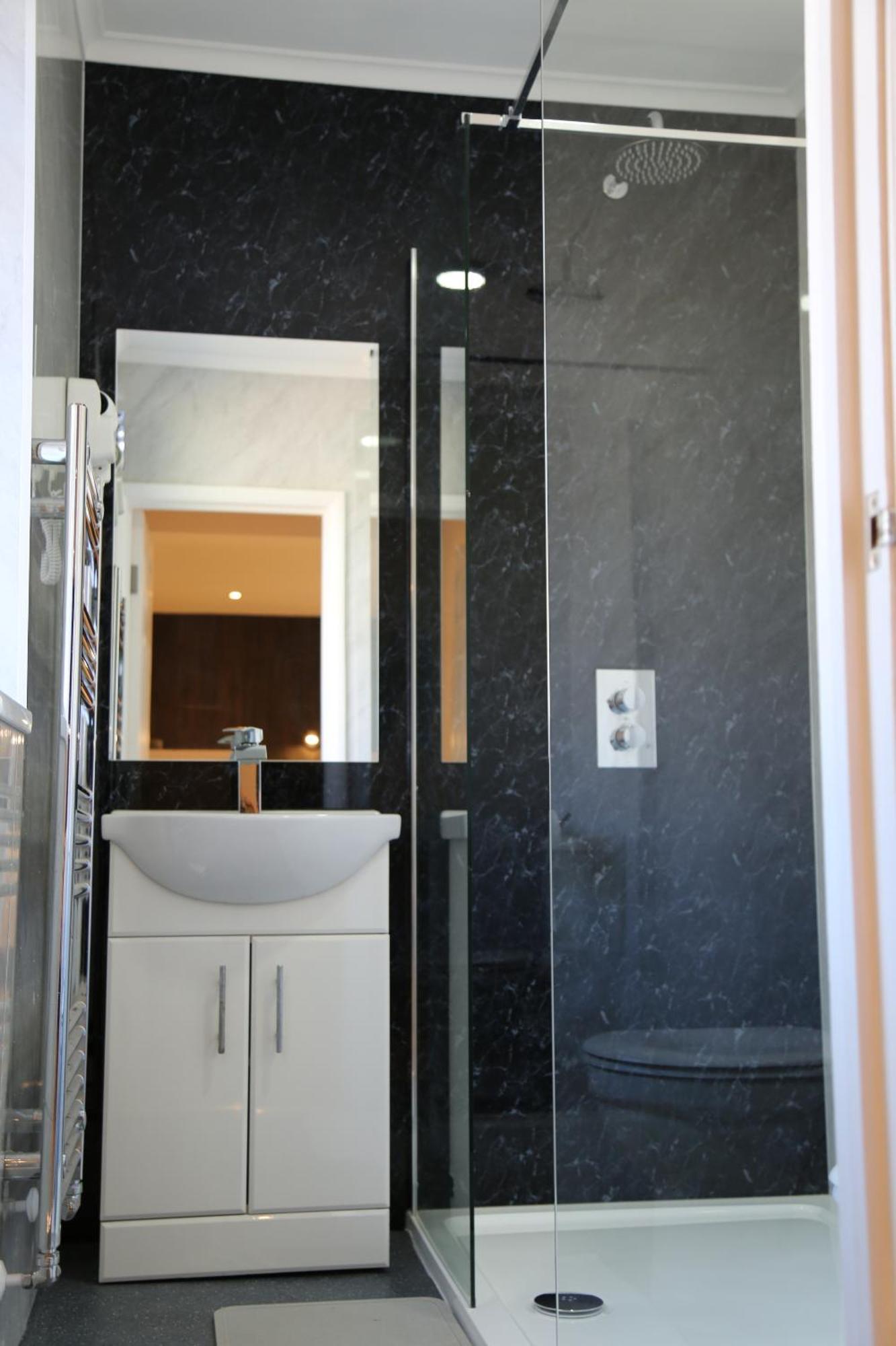 Debden Guest House Хитроу Экстерьер фото