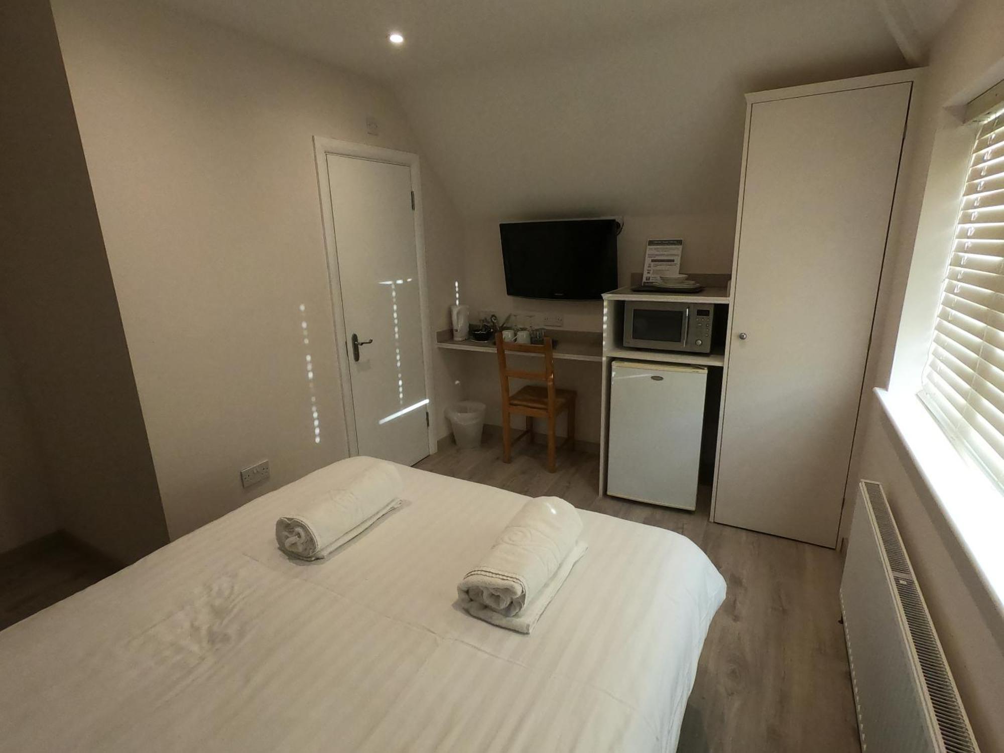 Debden Guest House Хитроу Экстерьер фото