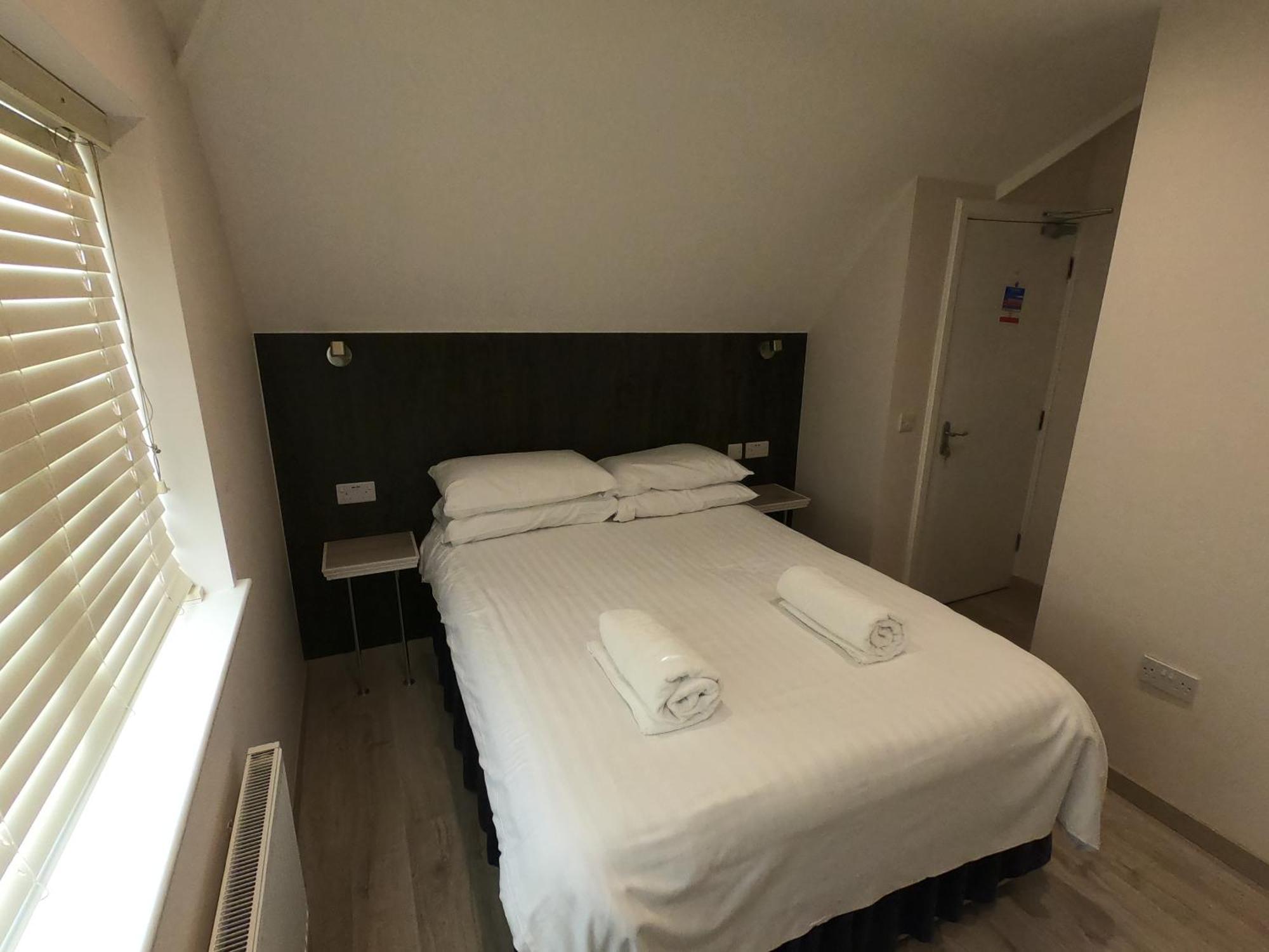Debden Guest House Хитроу Экстерьер фото